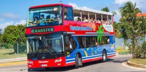 Autobus à deux étages à Varadero circulant le long de la plage, rempli de touristes à l'étage supérieur profitant du soleil